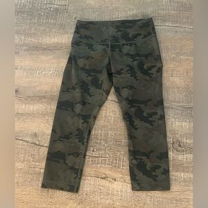 lululemon womans 6 Cropped Camo Leggings in Olive & Dark Green athletic